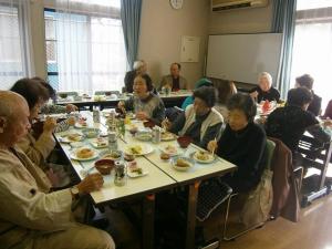 高齢者食事会(1)　ボランティアさんが手作りしてくれたおししい食事を満喫