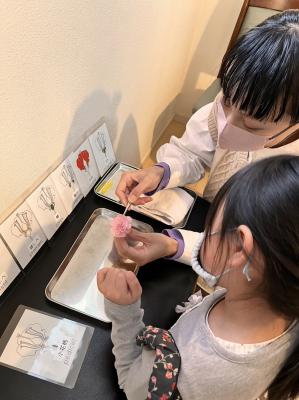 生徒のお子さんに寄り添って指導する大津さんの写真です。