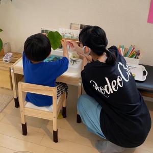 生徒のお子さんに寄り添って指導する大津さんの写真です。