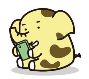 スマートフォンを見るゾウキリン画像