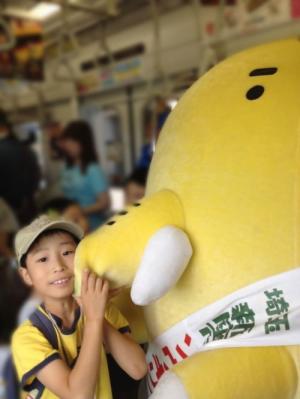 新座っ子とふれあうゾウキリン
