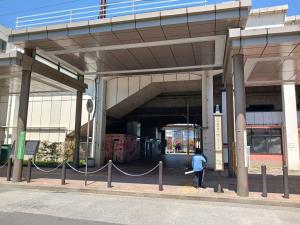 新座駅前公衆トイレ前高架下連絡通路